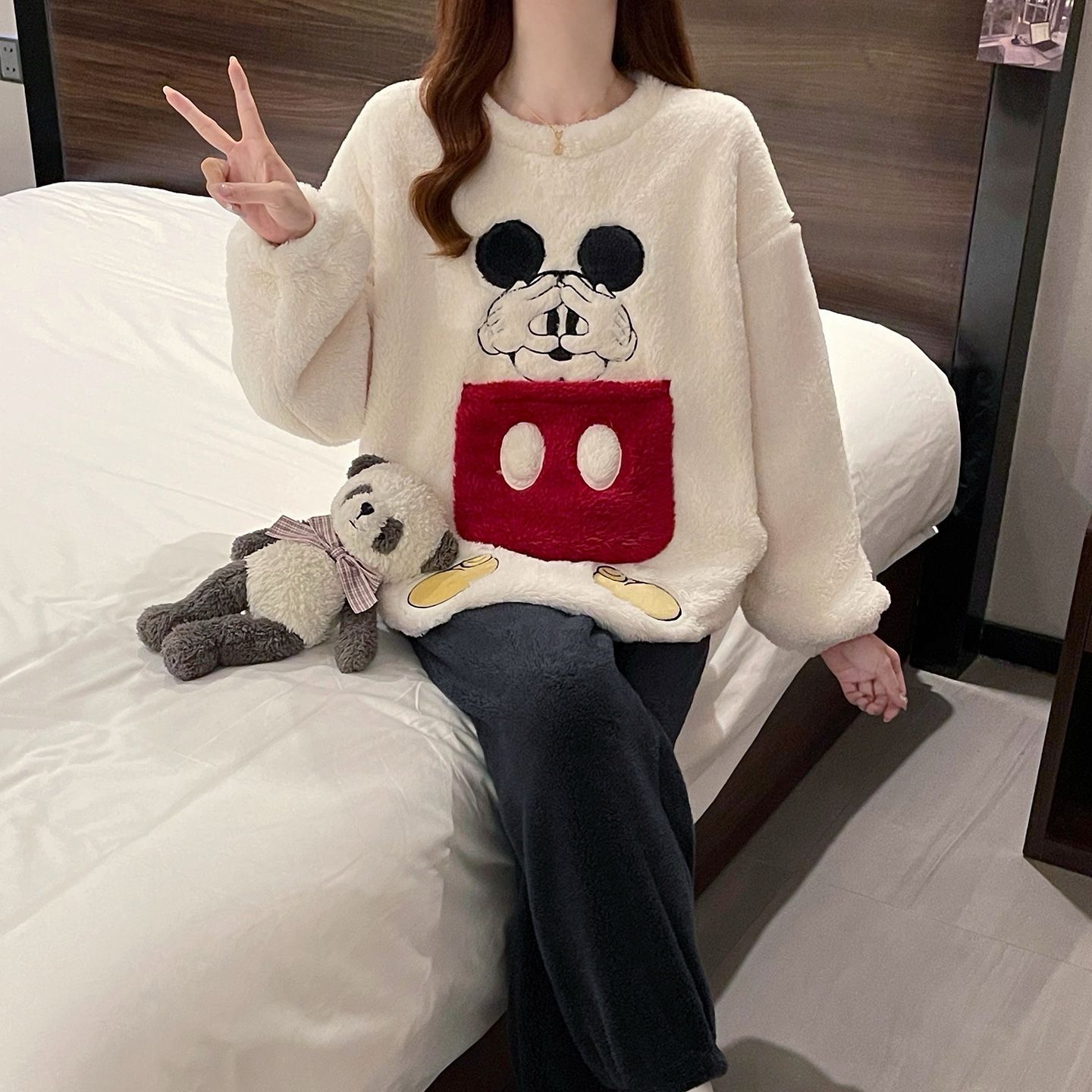 Mickey 3D Patchwork Plush Paja – Oversized Crewneck Fleece recenzja i cena